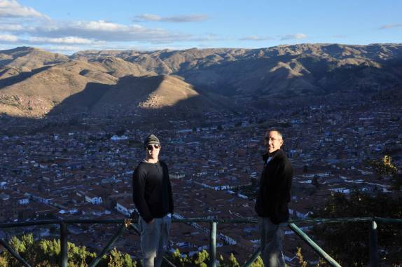 A bela vista que se tem de Cusco do alto das ruínas de Saqsaywamán, no Peru